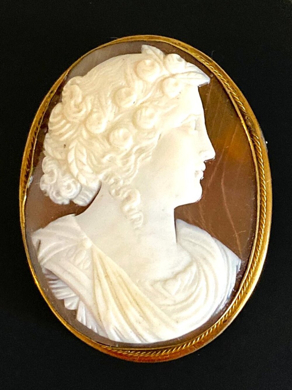 Superb but imperfect antique shell cameo brooch